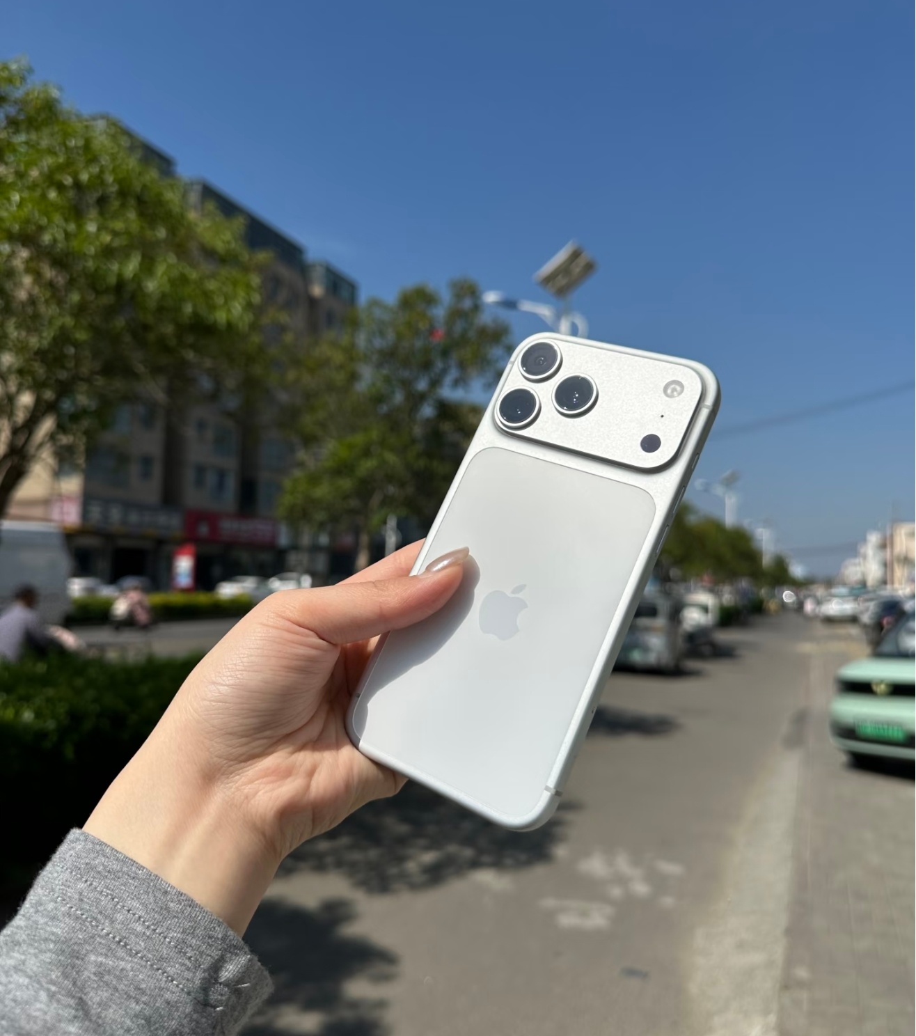 iPhone17Pro降价2000价格挺诱人，想买一台拍视频用只是总觉得15代之