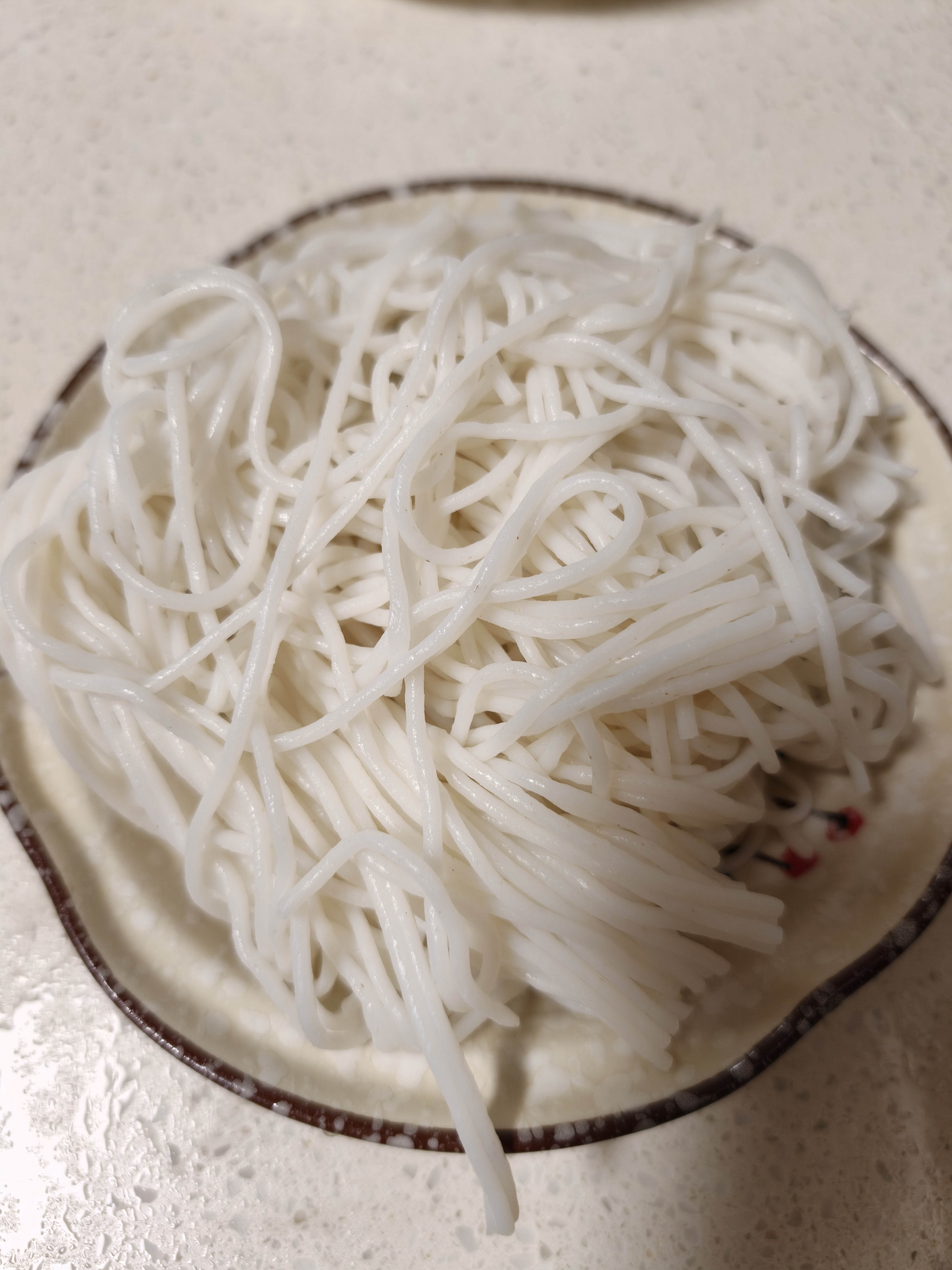 姐妹问我云南吃啥米线，就市场买的几块钱一斤鲜的。挺便宜的，一个人一块钱一大碗，随