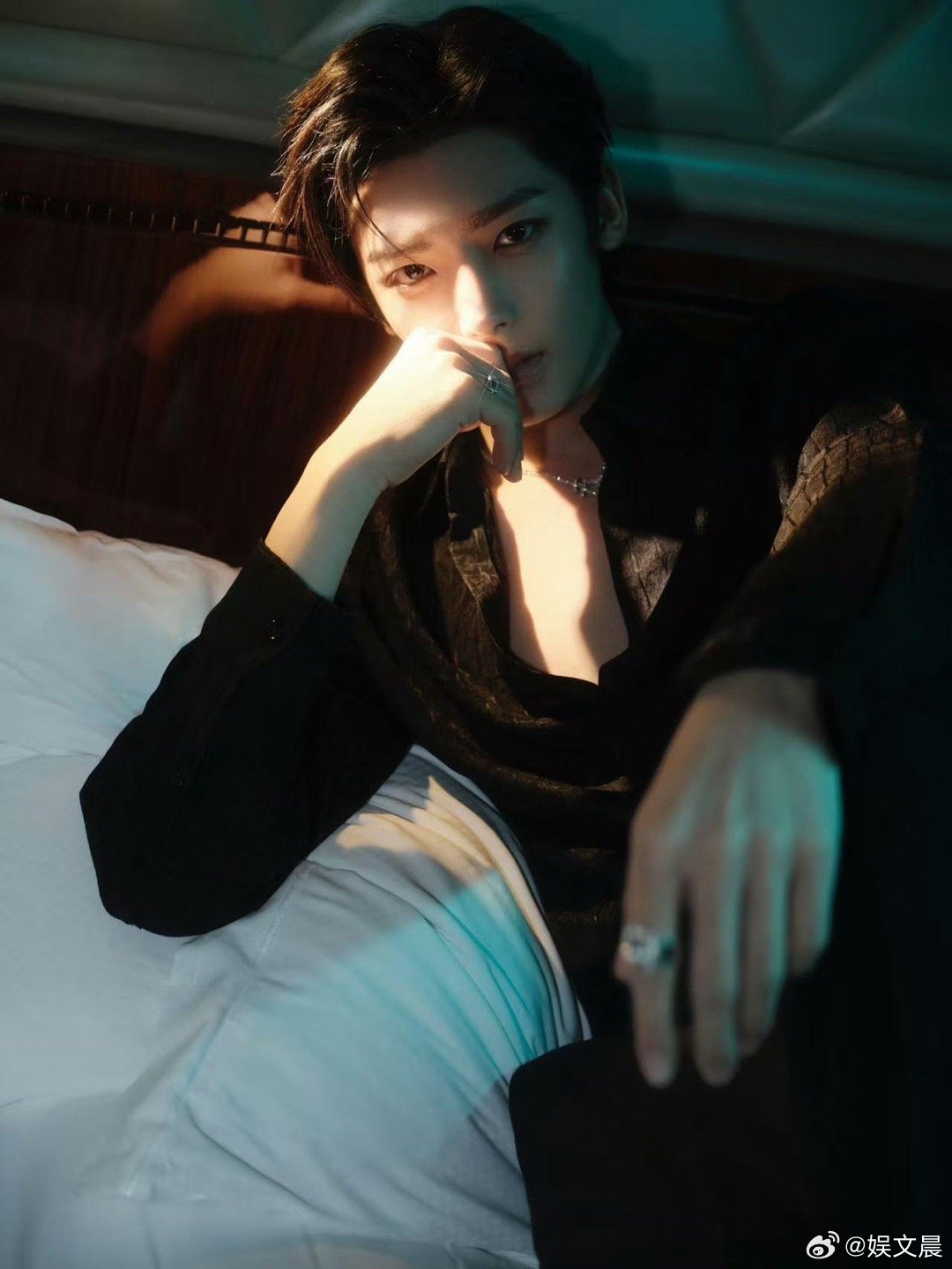 攻玉主演 侯明昊鹤男《攻玉》从筹备就偏爱侯明昊，一路努力接触终于敲定，天选蔺承佑