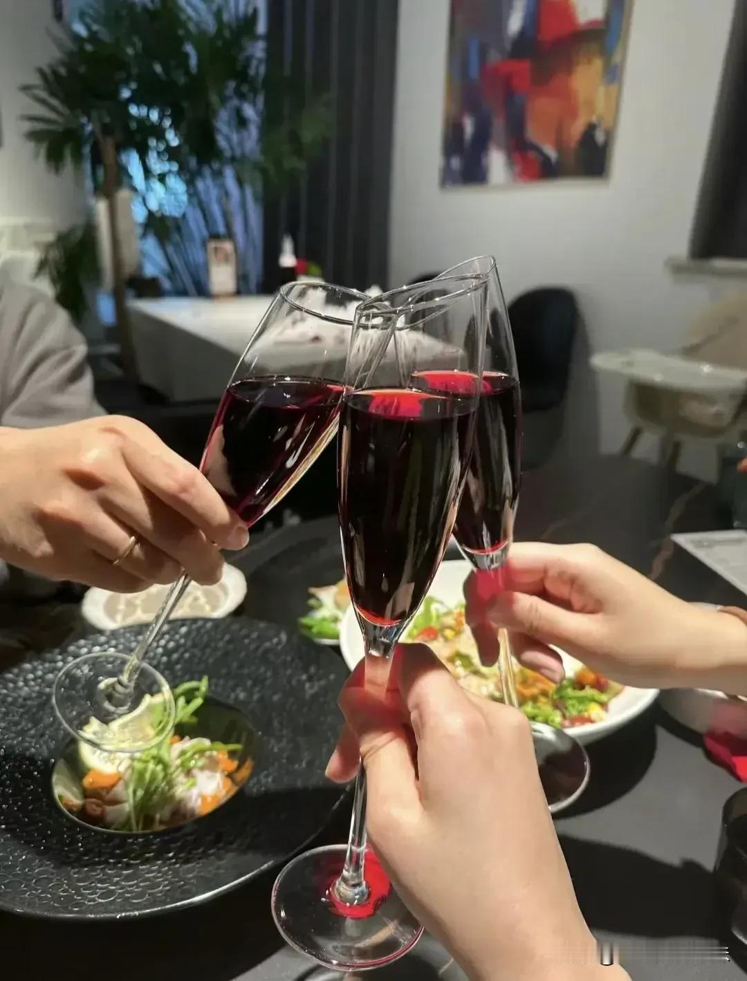 姐妹们，中秋的假期就像一阵匆匆而过的风，短暂得让我们错失了相聚的机会，那时候就满