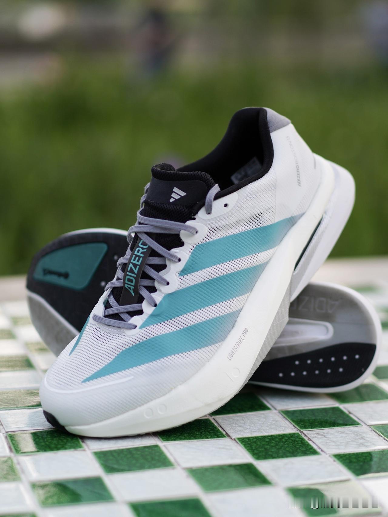 波12鞋面的问题，在波13上算是做了比较明显的改进。前掌曲折后基本没有明显的