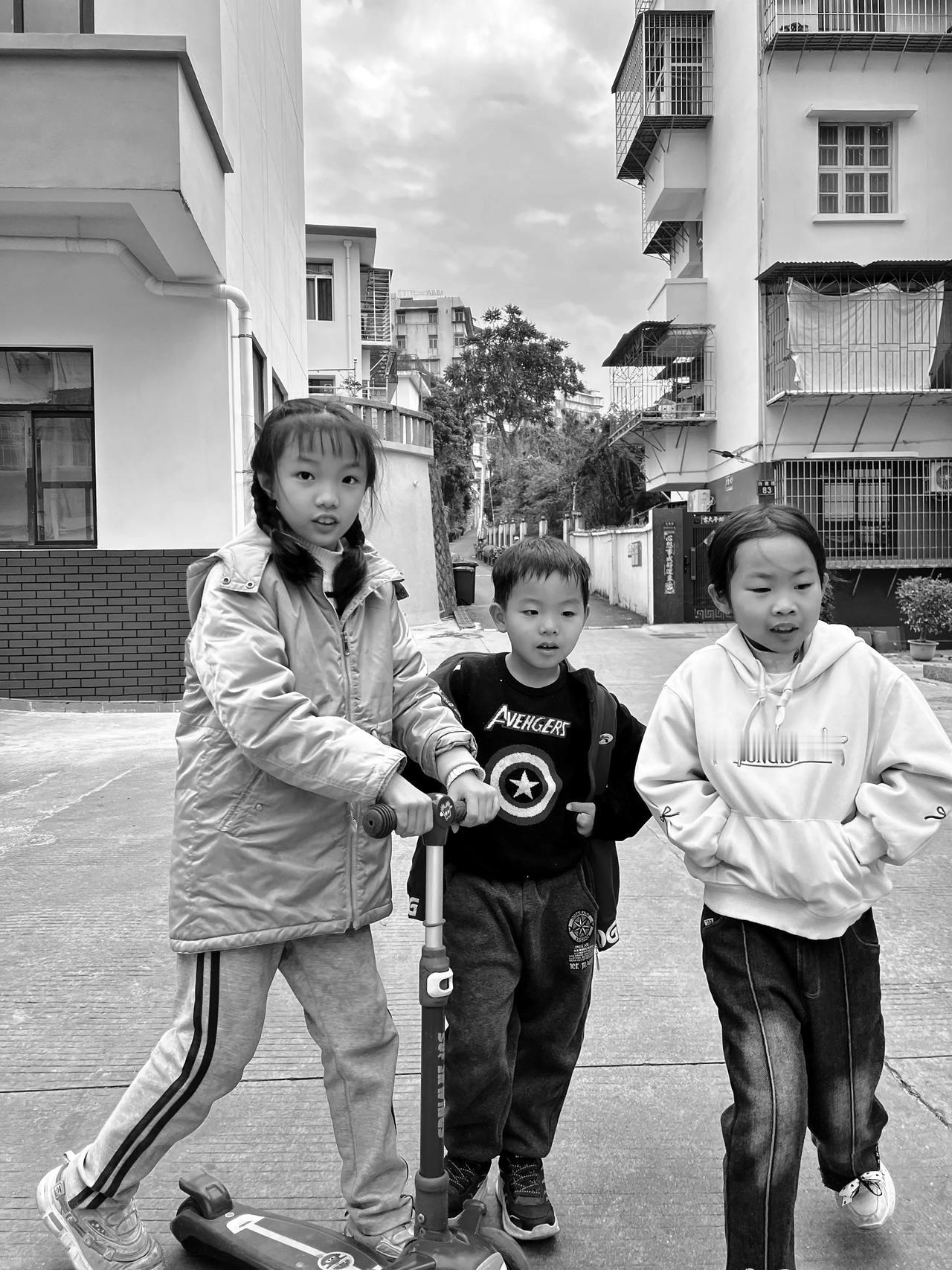 街拍厦门。2025年（白鹿路）

摄影人选择了人文纪实摄影，也就记录了生活，反映