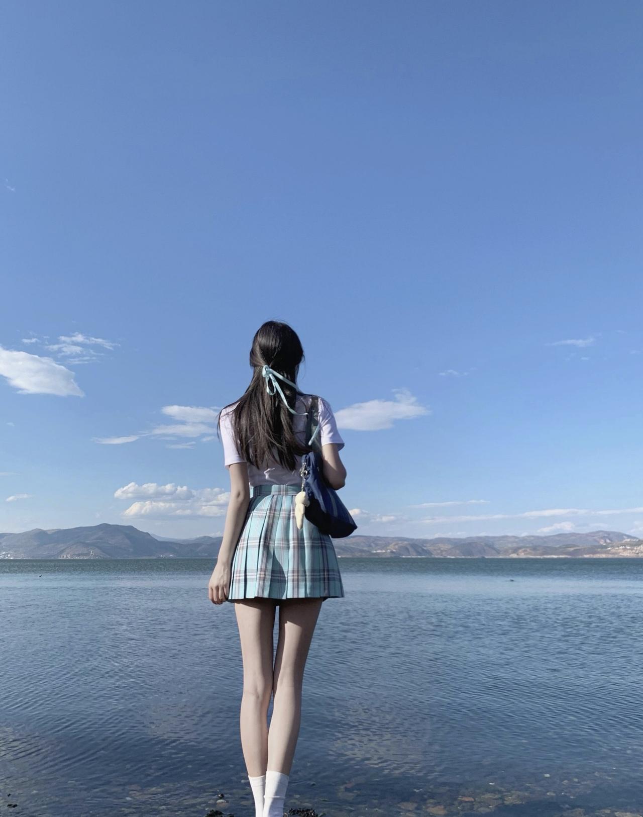 站在洱海边，才懂什么是“水天一色”，裙摆被风掀起的瞬间，像握住了整个夏天的浪漫