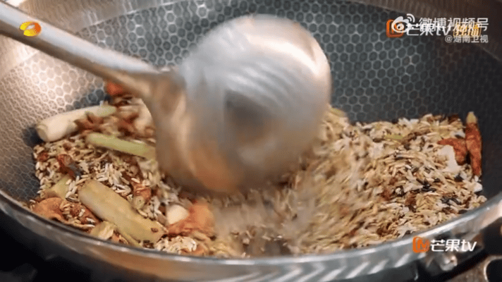 美食综艺厨师现熏作火培鱼最费米饭的一档综艺家乡美食大赛家乡美食大赛太有诚意，火培