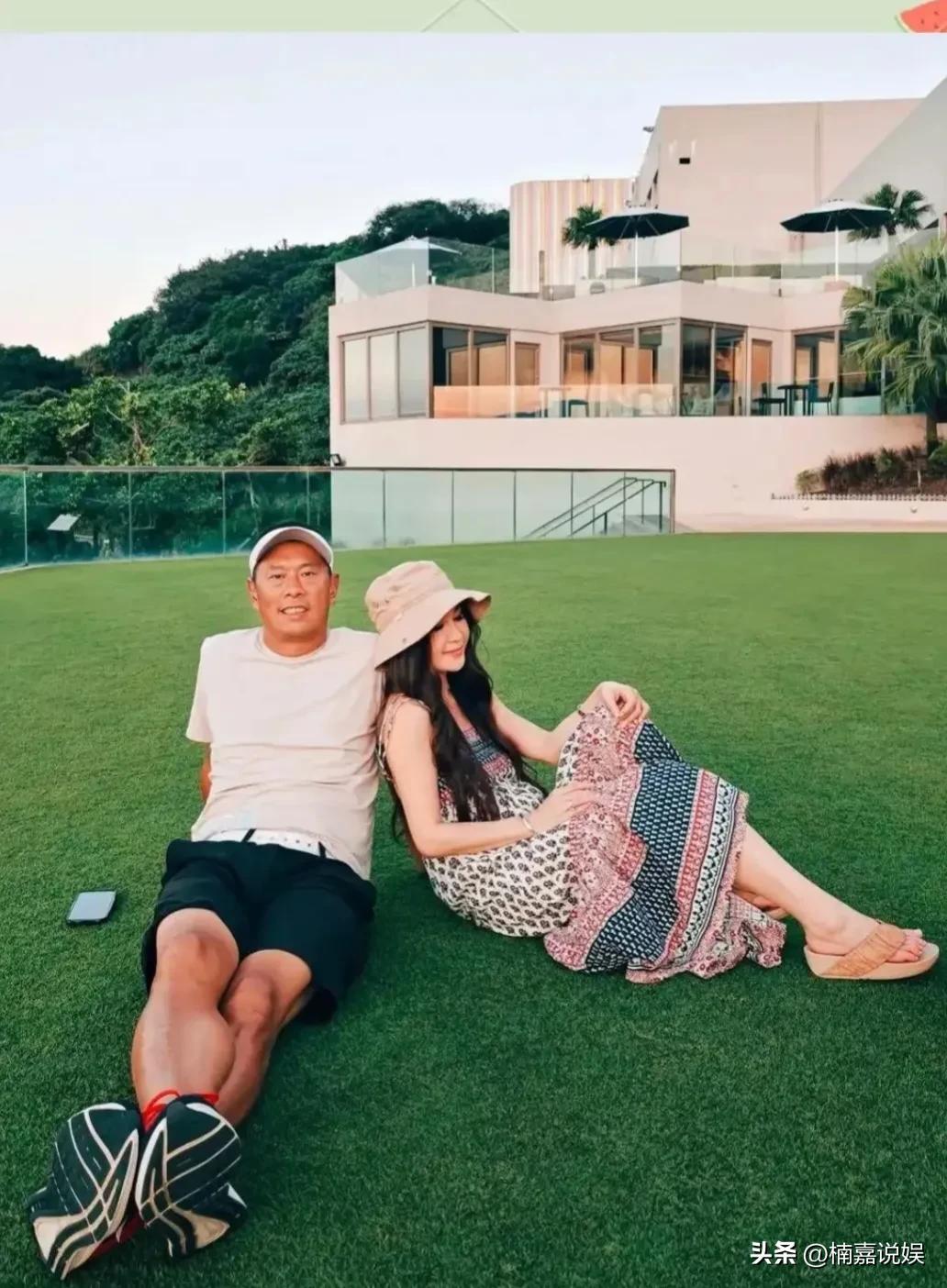 你可以说温碧霞爱扮嫩，也可以说她的穿搭造型一成不变，但是你不得不承认她挑男人的眼