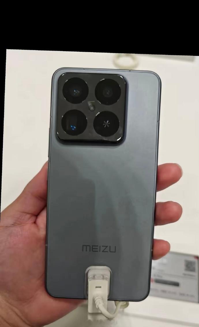 网传魅族 22 的背面设计，左上角方形 Deco，镜组采用火箭炮筒的排列方式，如