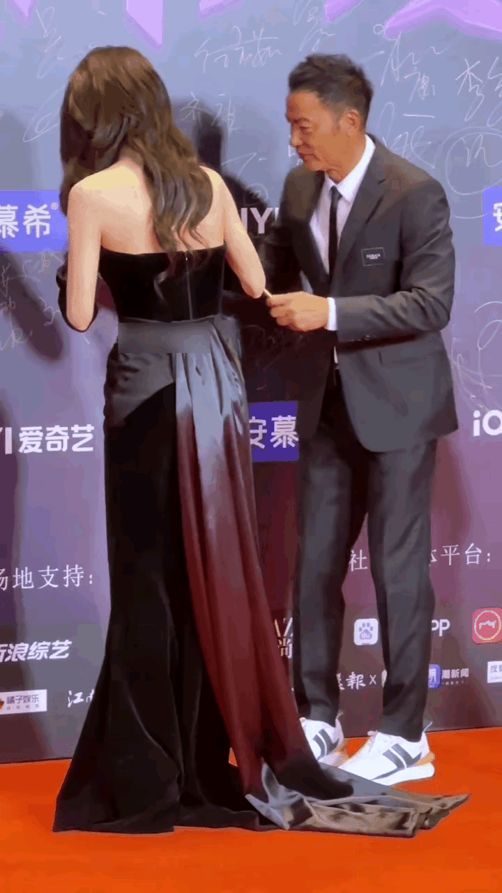 男人就这样大大方方照顾女性很加分[比心]
任达华他和徐锦江出了名的有风度，绅士[
