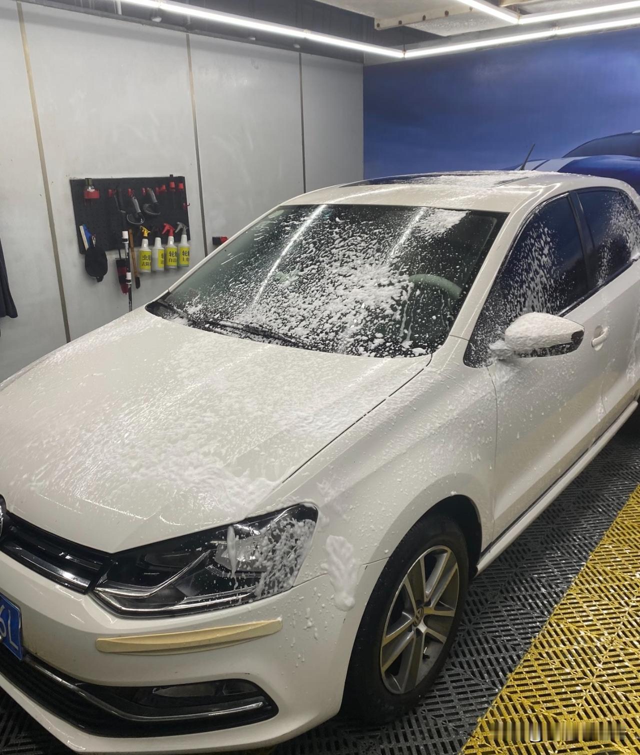 表弟投资了18万的自助洗车店，一共4个车位，刚运营一个月，正好赶上春节前洗车高峰