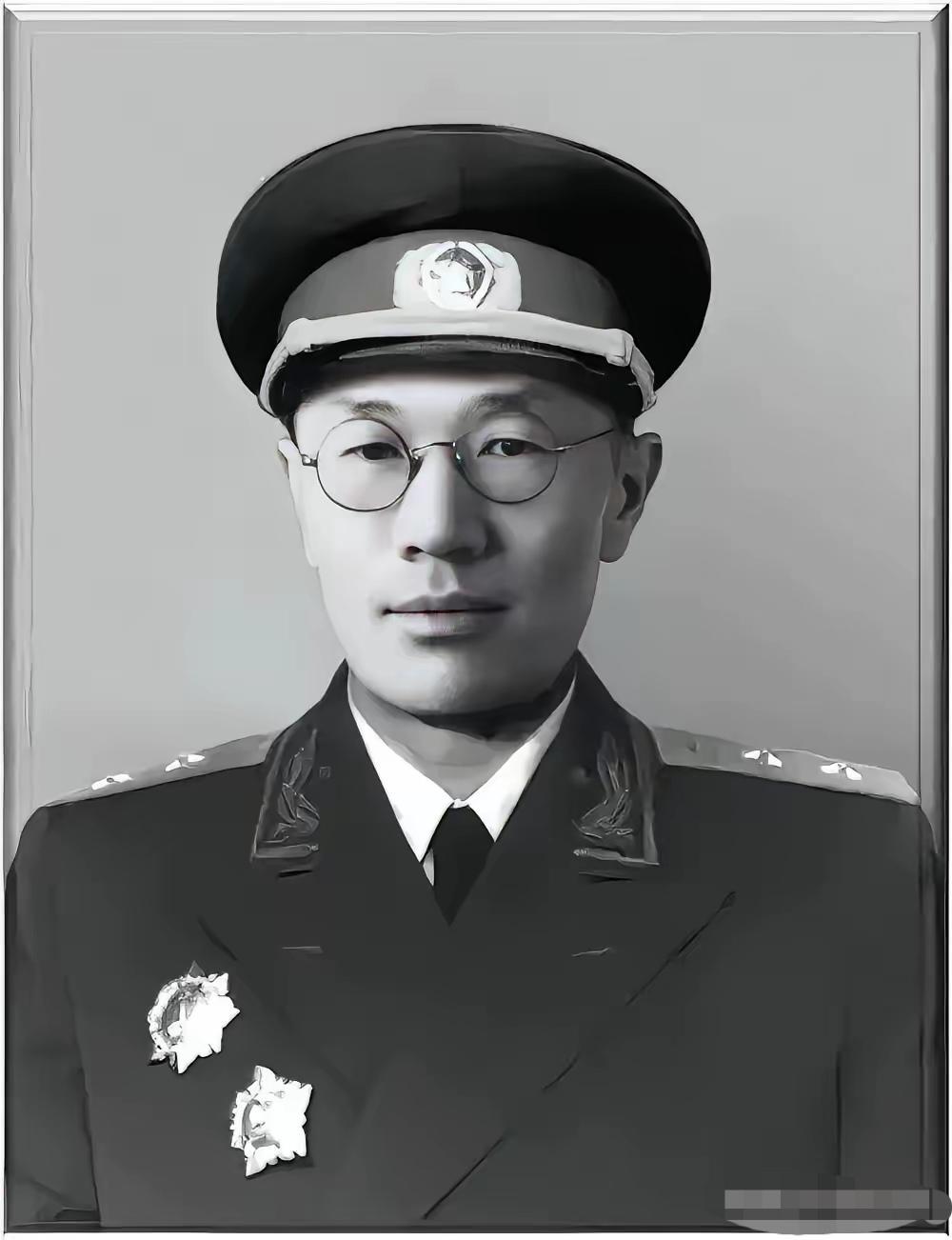 南京保卫战，全团打光，他一个人活着爬出来。被蒋介石下令秘密枪决，他翻墙跑了。被日