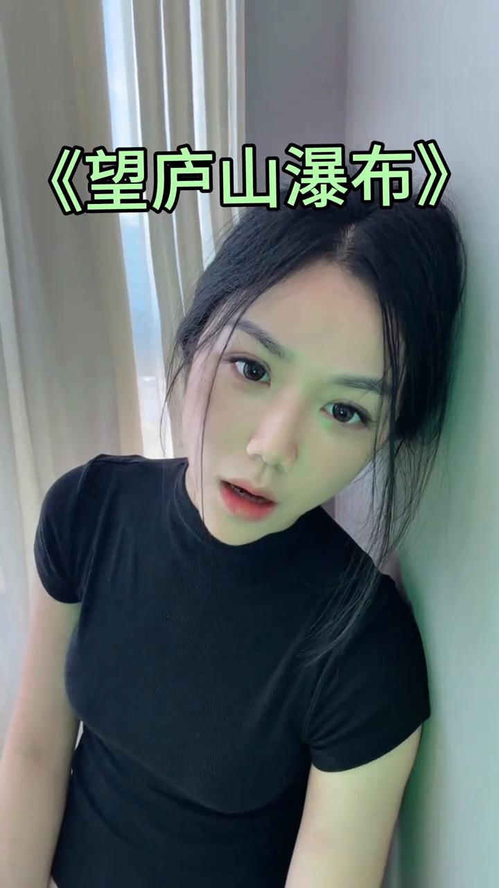 日照勉为生，绿烟遥看散户挂山巅。