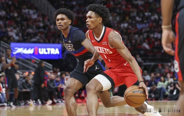 奥萨尔用了三年时间，终于赶超了哥哥阿门汤普森！
三年前，汤普森兄弟同时在第四顺位