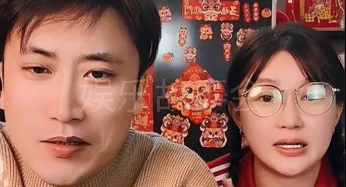 刘英和赵玉田在直播间回应了网友让他们在一起的想法。
刘英说他俩就是白天在一起工作