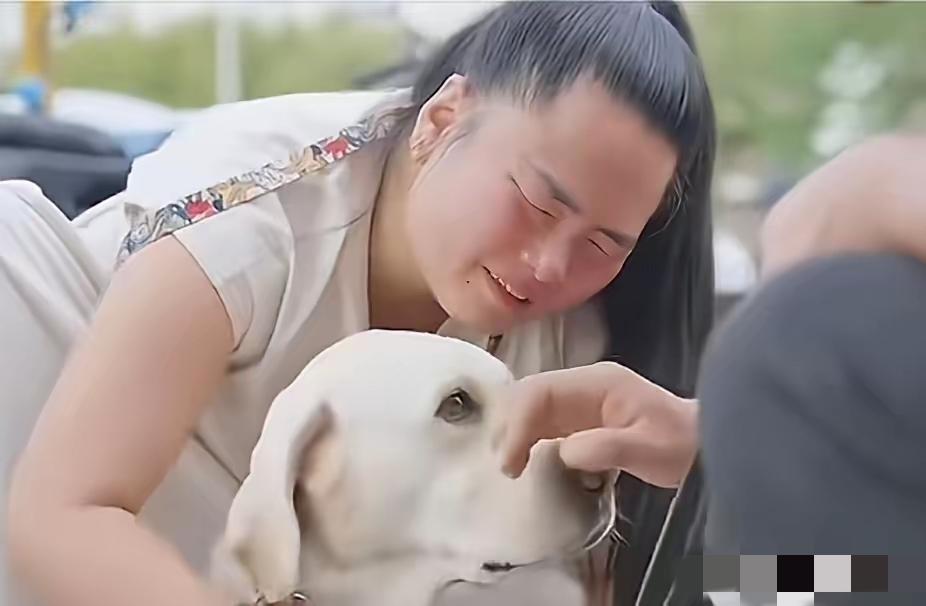 导盲犬芬迪头也不回上车！王女士的“舍不得”，比埋怨更让人膈应
 
谁看了芬迪回大