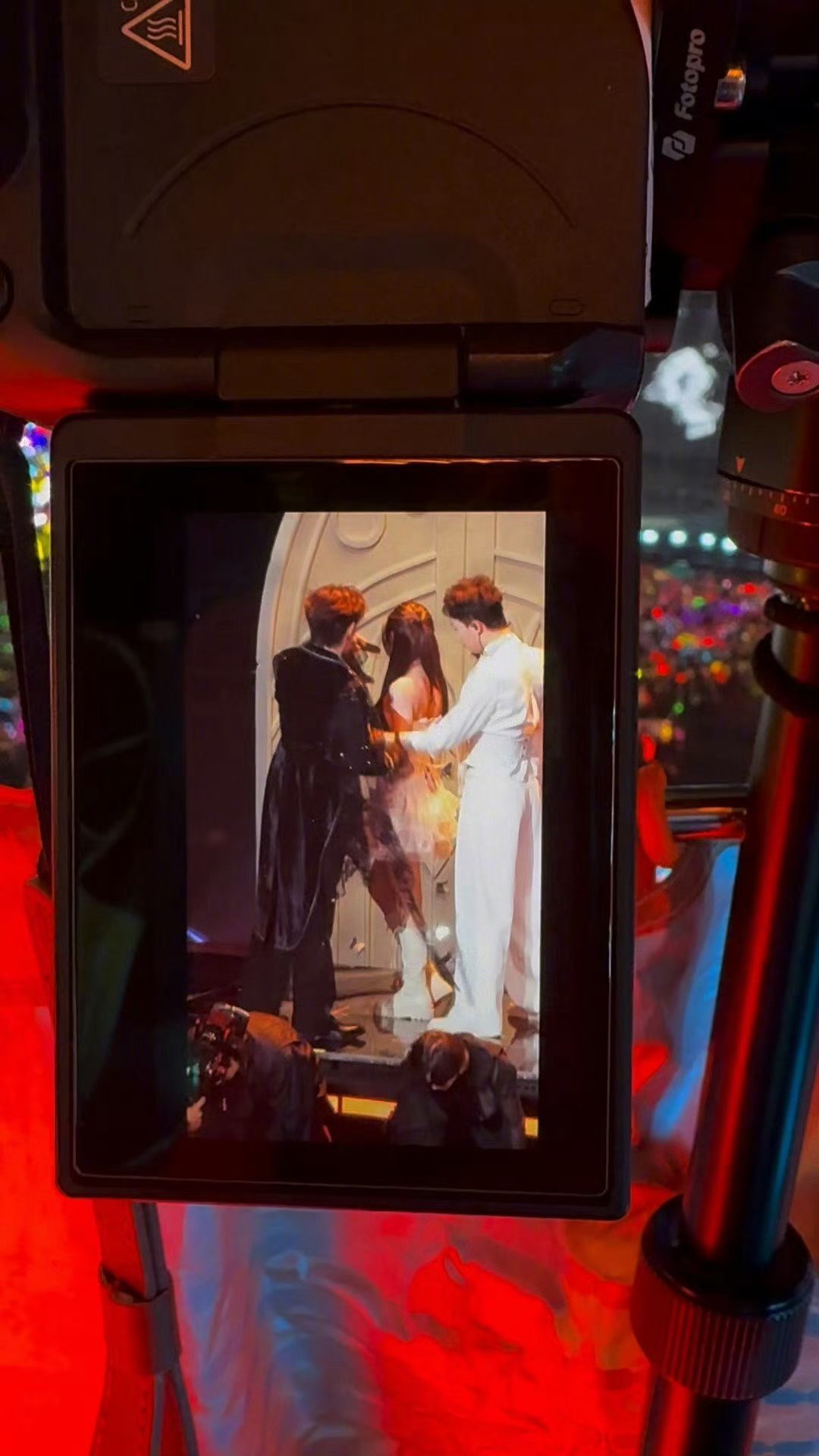 张极在舞台上当月老张极在荣耀之战化身暖心月老，用自然互动化解尴尬，让少年团队的温