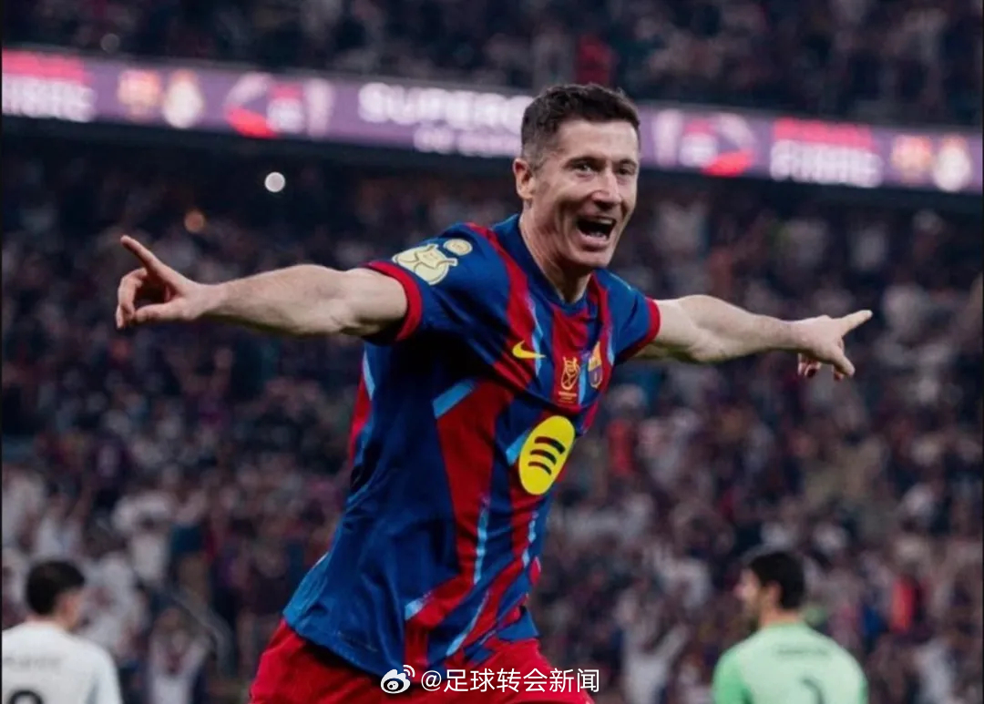 莱万接受采访时再次谈到了他的未来问题。这名老将表示：“关于我和巴萨的合同，什么都