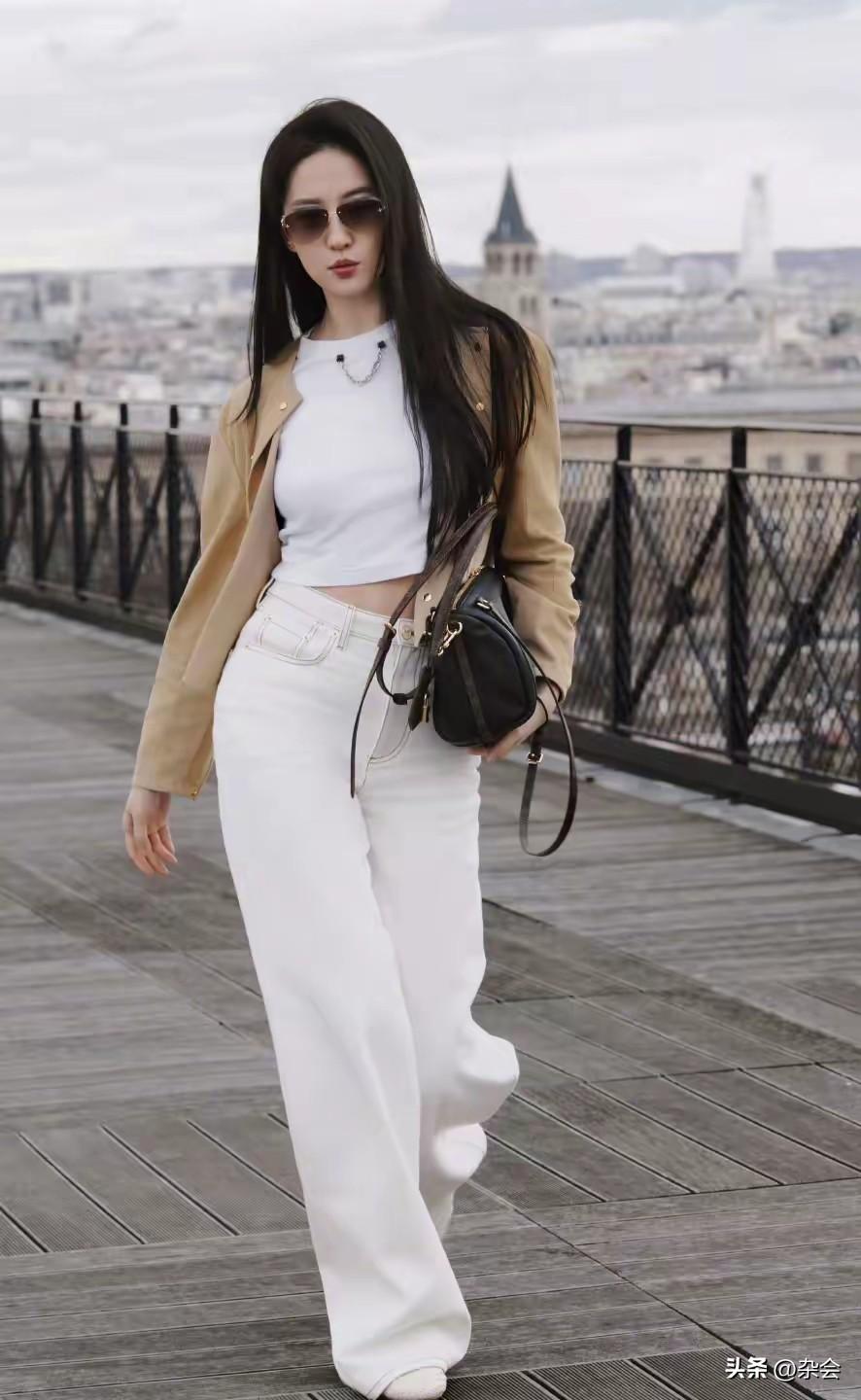 刘亦菲的审美真的从来没让我失望过。
卡其色薄衬衫叠穿白T，配拖地阔腿裤，极简却极