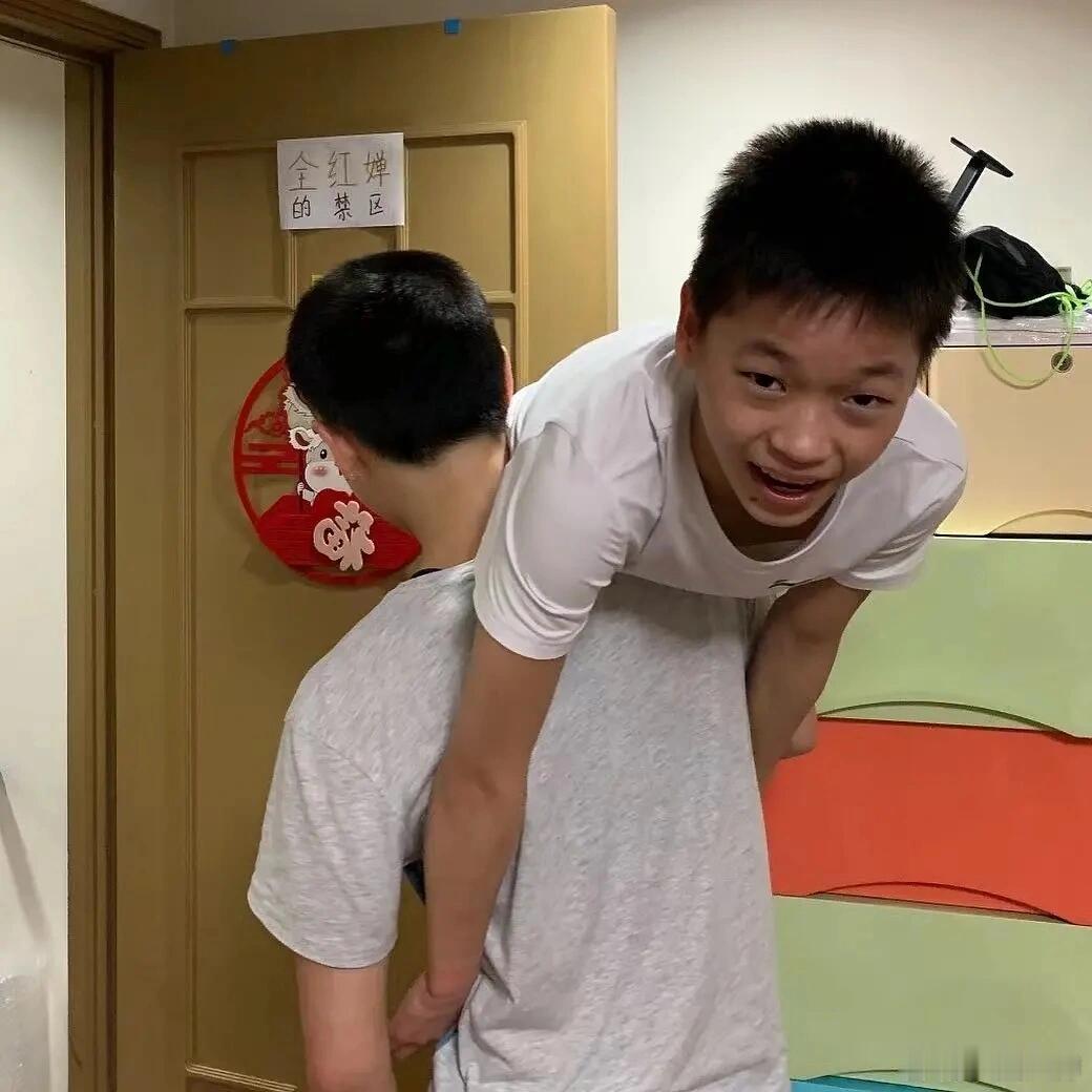 #陈芋汐的房间是全红婵禁区# 原来全红婵的禁区是乐乐的房间，姐妹俩太逗了哈哈哈 