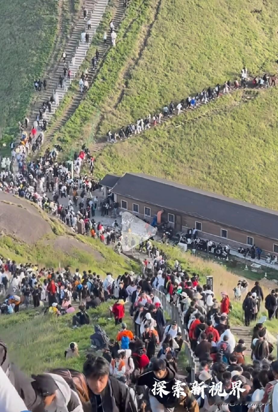 看完不想出门了吗？五一的武功山来了一亿多人！5月1日夜爬票已卖光，未预约游客无法