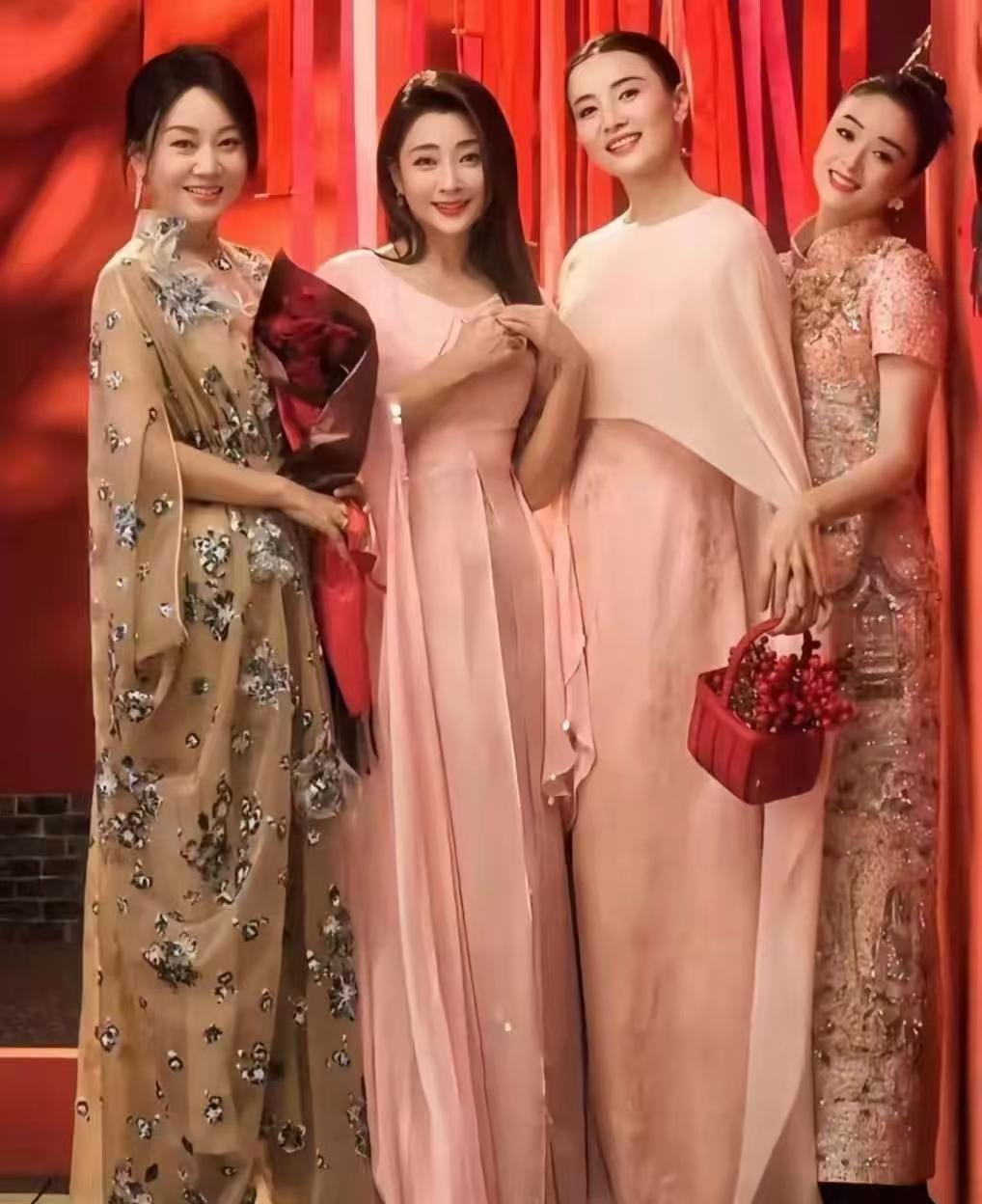 闫妮、殷桃、宋佳、蒋欣四美同框，究竟谁更耀眼？
四美之中，蒋欣颜值最高。她五官精