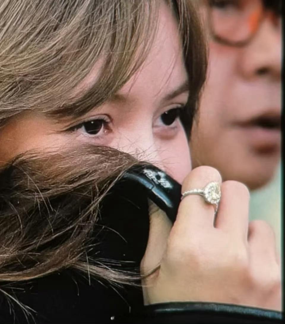 Lisa无名指戴了戒指 不是无名指是食指啊 ​​​