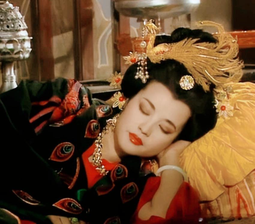 705 年，武则天正沉浸在美梦中。突然，宰相张柬之一脚踹开房门，手起刀落，两颗脑