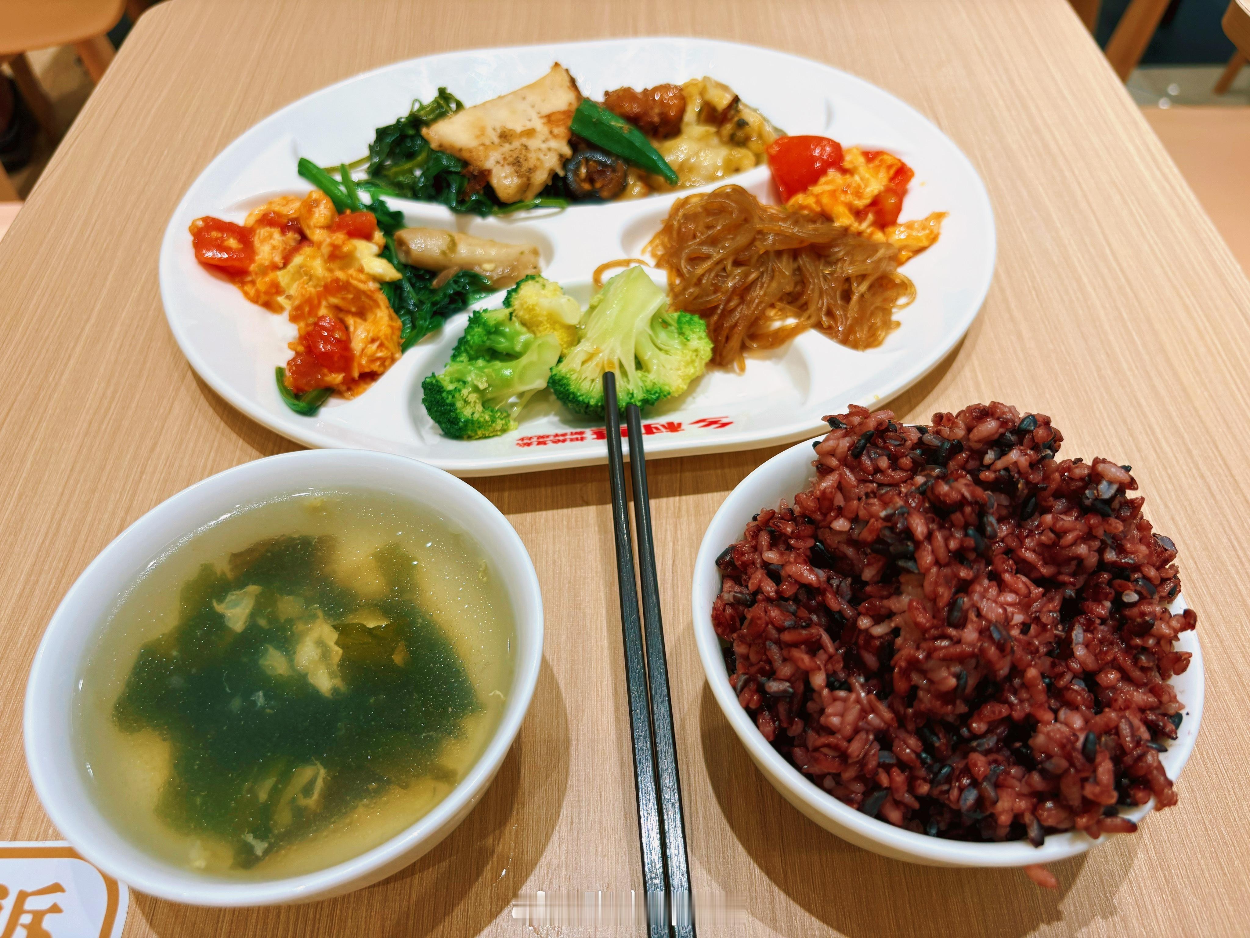 跑步  今晚多吃点，明天多跑点运动生活跑者日常好好吃饭 重庆