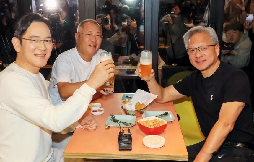 网友：黄总晚上有人请客？
老黄：有是有不敢去呀.
网友：这是为什么呢！
老黄：我