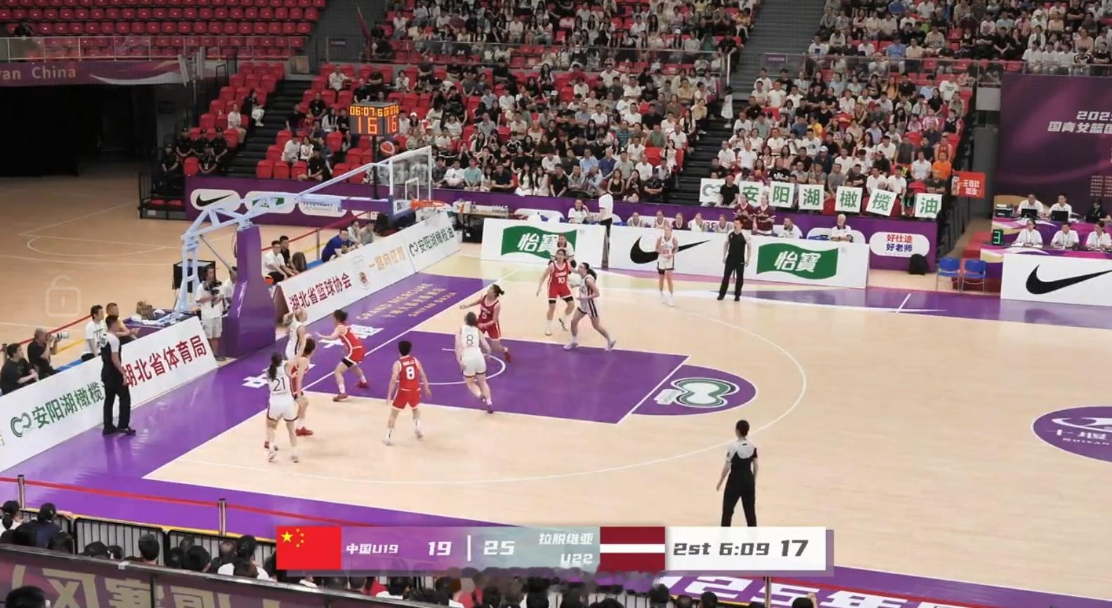 U19女篮外线还是那个问题，对篮下杀伤不够，喜欢投两分。阵地战打半天打不疼对面我