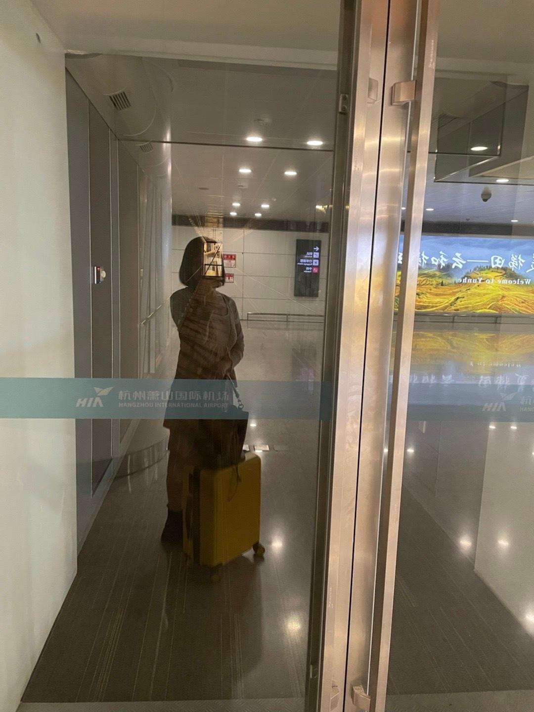 落地杭州这潮湿的南方空气黏糊糊的等白导时自拍一张 ​​​