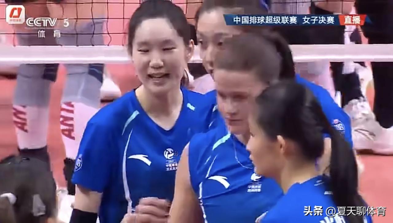 上海女排外援范赖克赛后哭得梨花带雨的[流泪][流泪]输给江苏女排后，范赖克哭得特