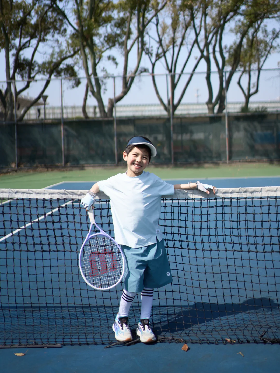 谁懂啊！在阳光下挥拍的小朋友也太治愈了吧