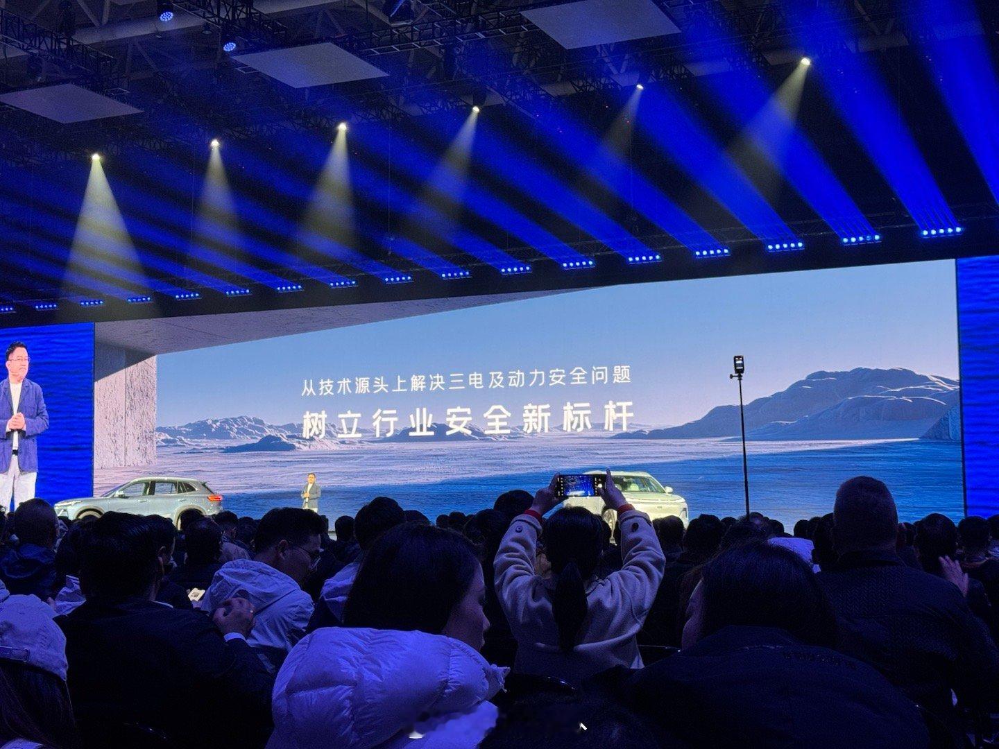 吉利银河星舰7 EM-i 解决了混动汽车油电隔离、热失控、电池防护、EV 受限的