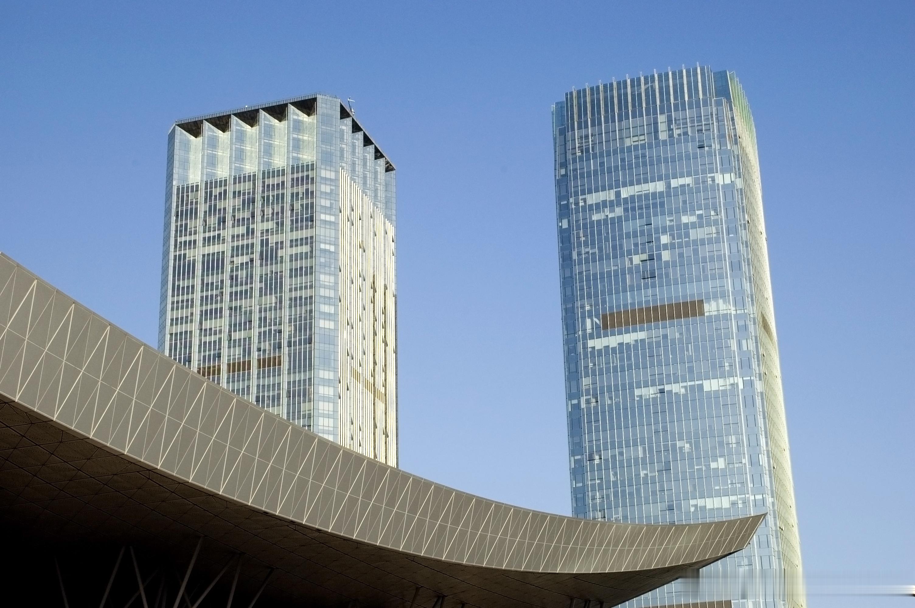 有个传统行业老板觉得自己能力不够，请了一个厉害的职业经理人有人说给经理人股权，但