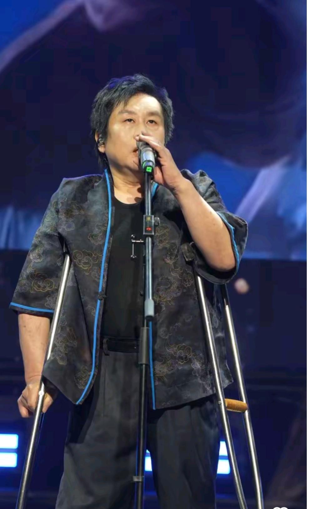 人设崩了，
乱骂机场引火上身，
不但激起民愤，而且还搬起石头砸自己的脚。

网友