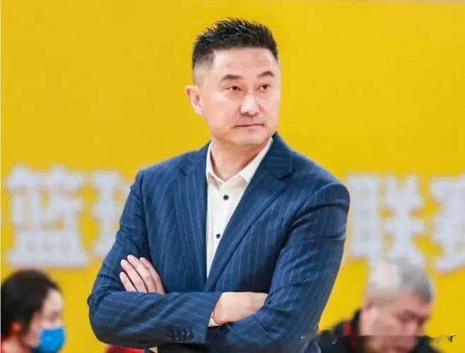杜锋慌神，任俊飞的这次受伤和阿联有几分相似之处，都是自己在无对抗情况下，意外扭伤