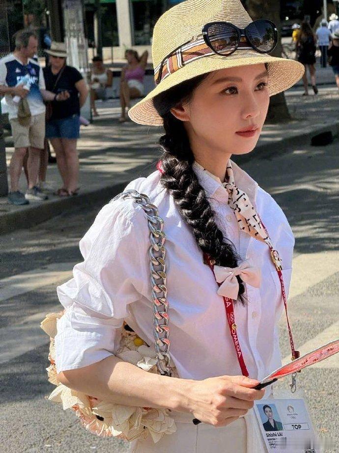 #刘诗诗白色度假风look##刘诗诗沙排观赛look# 刘诗诗观看沙排，白色度假