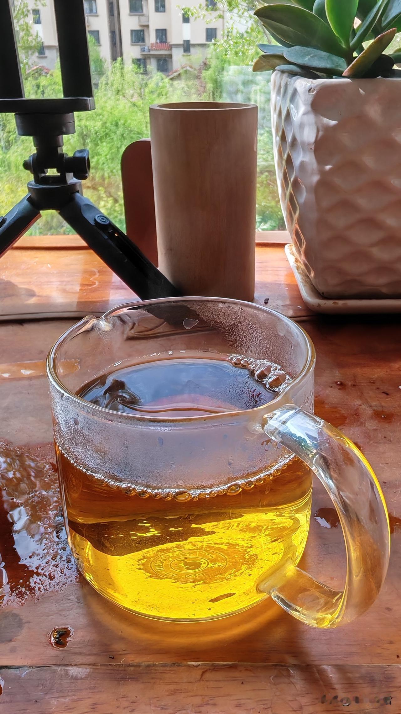 在阳台上，泡了一壶20年的老普洱自斟自饮，突然被茶台上的景象感悟了…

泡茶，我