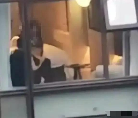 江苏南京，小情侣去酒店里开房，晚上折腾了一阵感觉挺累的，二人就相拥而眠。第二天清