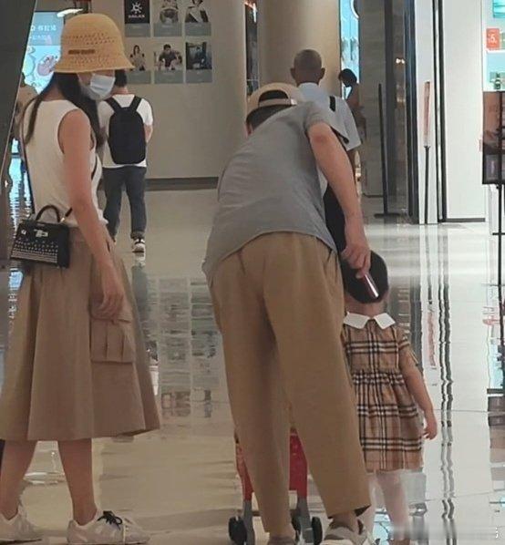 任重孙骁骁带女儿逛街他俩是一对我都没想到！任重是那个跟林心如一起上过恋爱综艺的吗