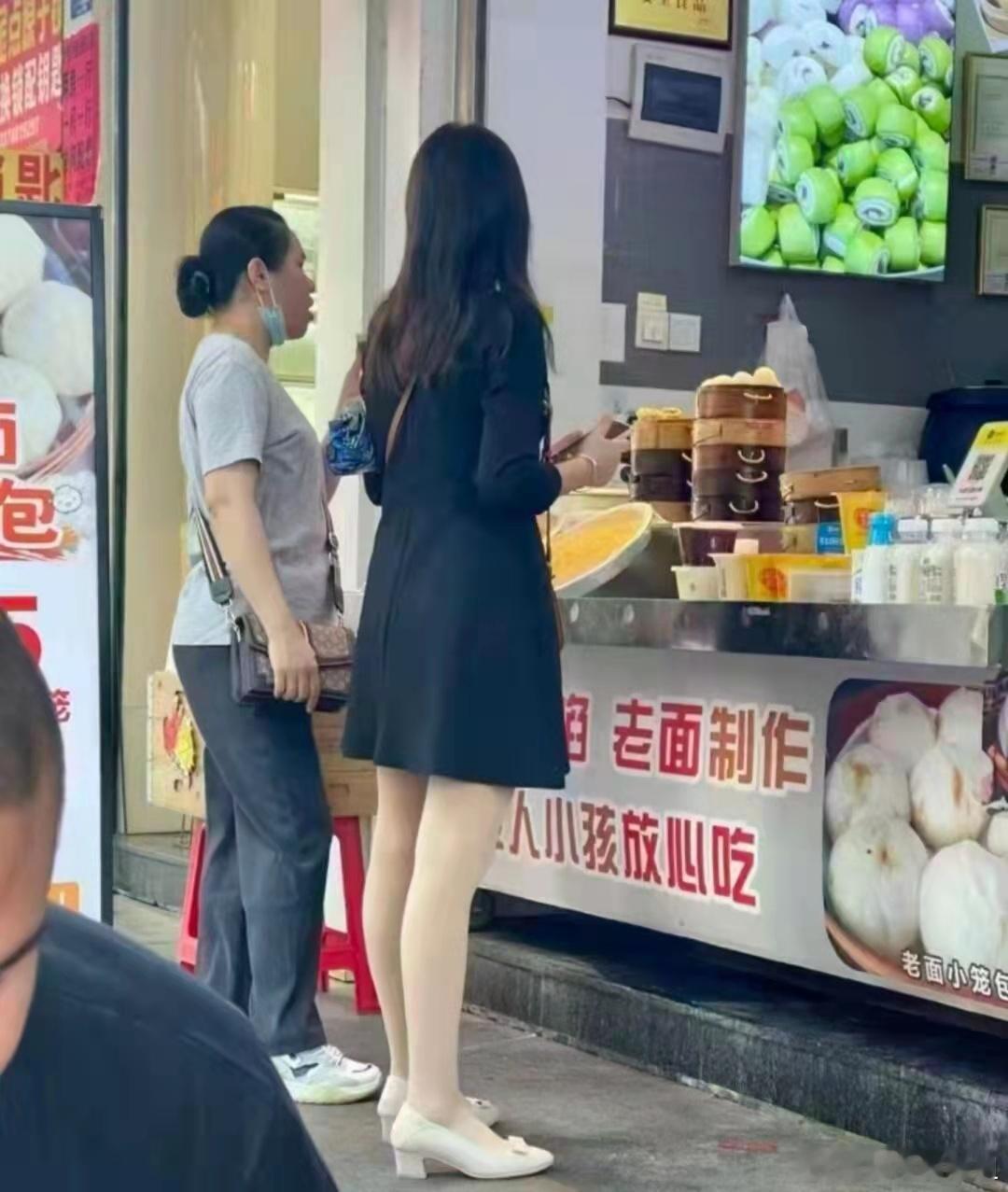 长发飘飘梦中游，回头吓死田中一头牛！ 
