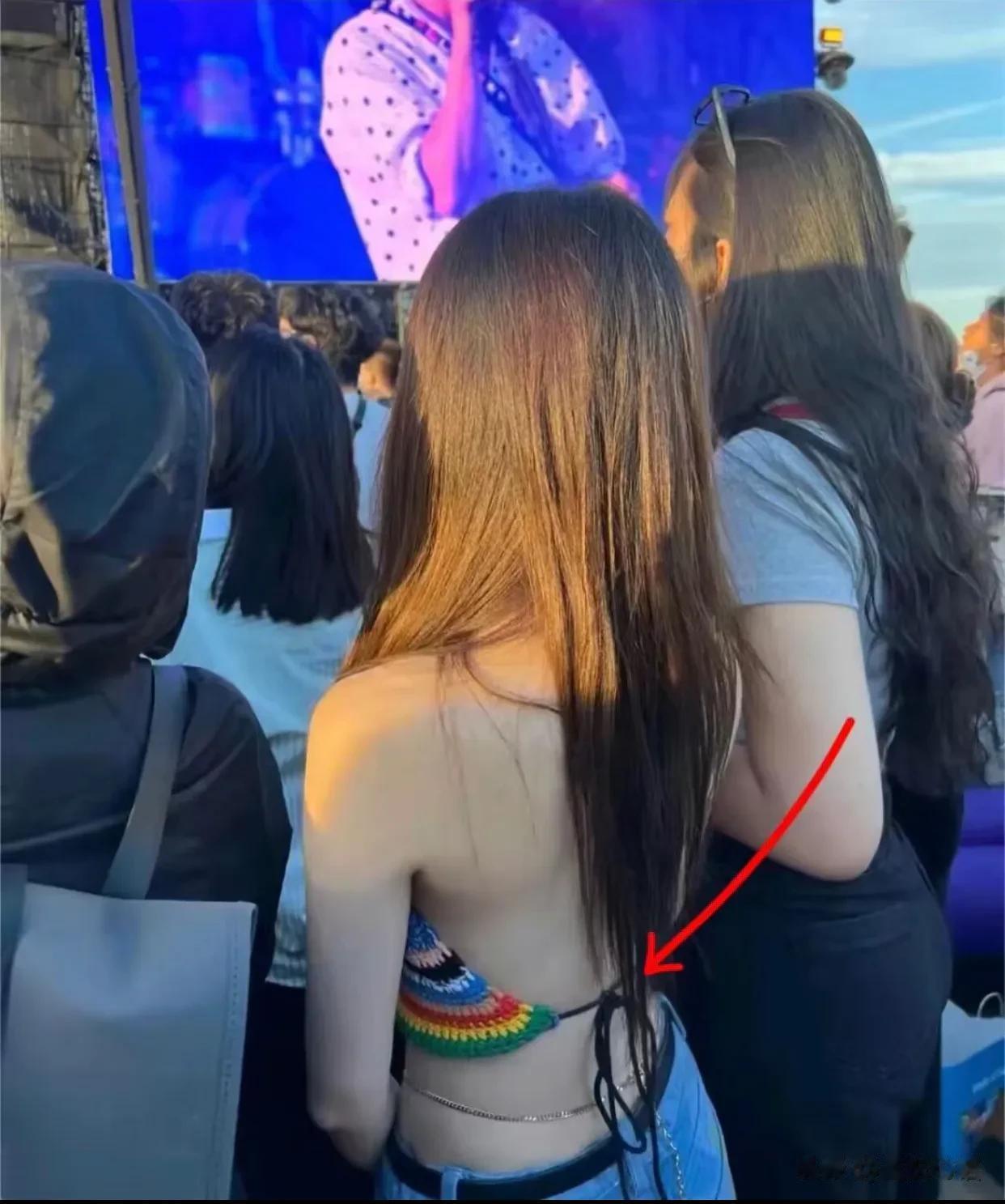 啊啊啊啊啊只有我担心徐璐的衣服吗[害羞][害羞]
天呐，徐璐真的太美啦！
可是她