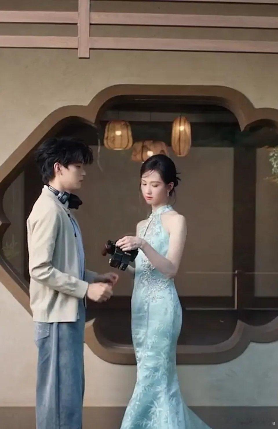 俩人让我怎么搭配到一起呢？像是女明星和男助理 