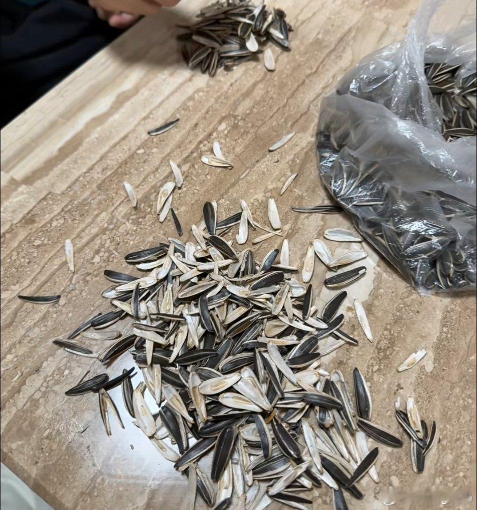 J人老了捡纸壳也要震撼P人连嗑瓜子J人都很不一般看得出来哪个是J人哪个是P人吗 