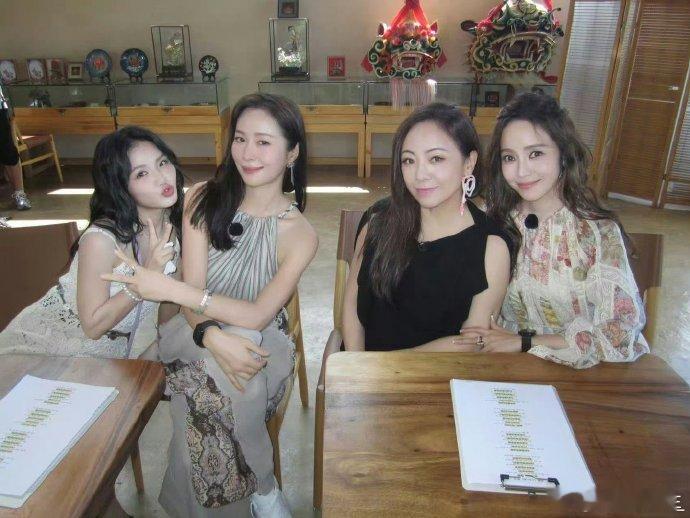 假期中的她们收官 谁没被作文接力里的细节打动！姐姐们说的不是台词是心里话，那些细