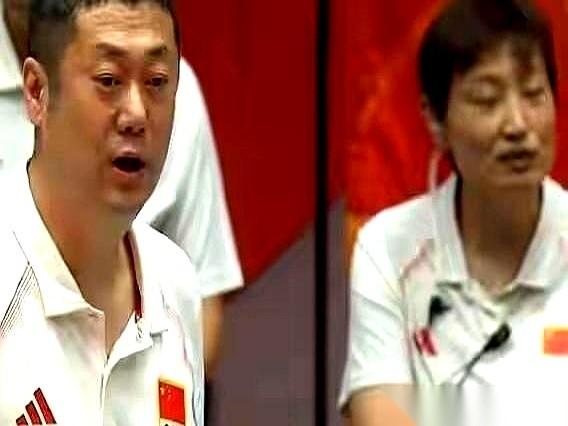 决胜局打到2比2平的时候，赖亚文坐在看台上举起对讲机喊了一句死盯查楚昂。
这句话