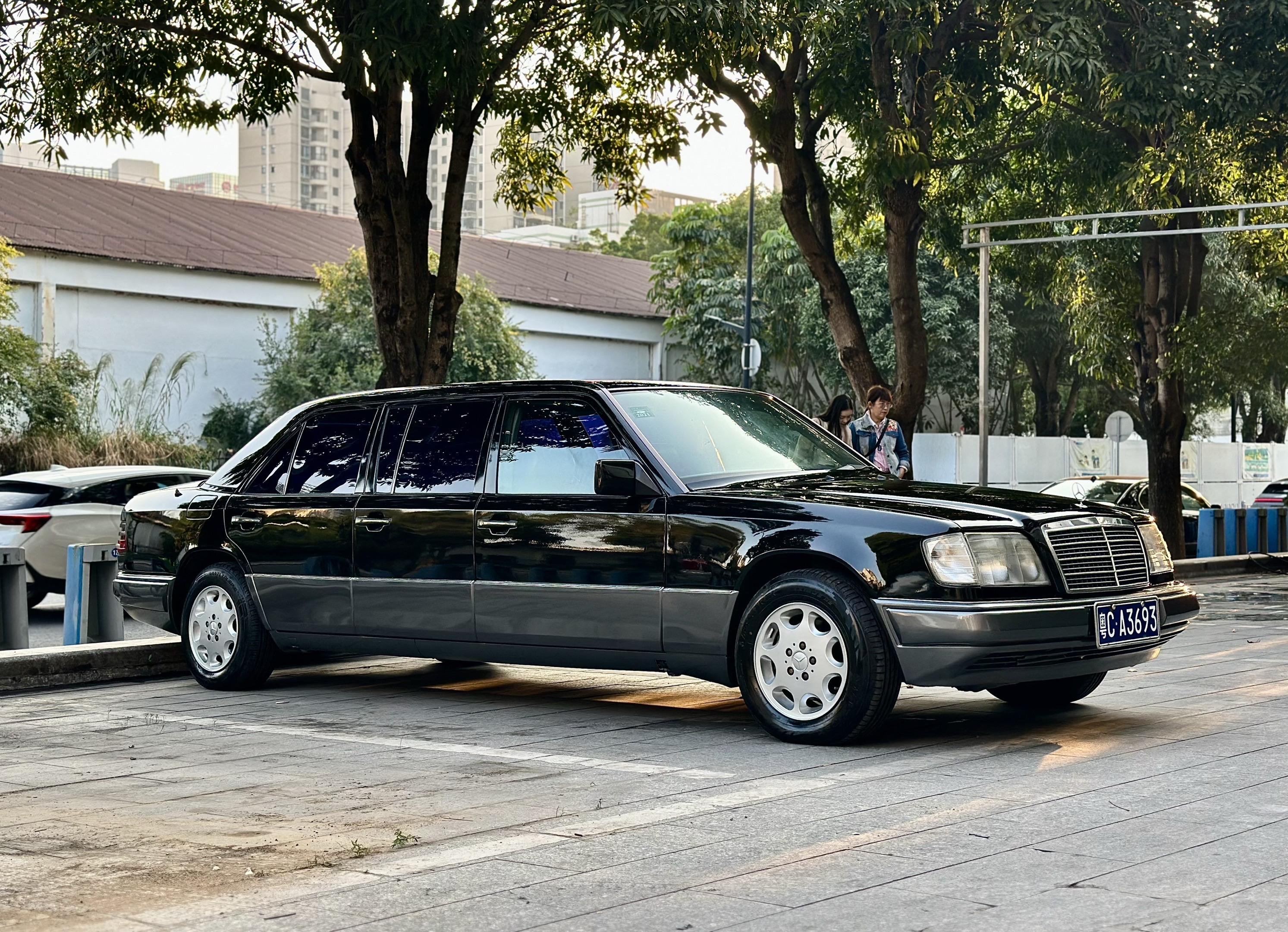 1993年一手六门7座奔驰E加长版小轿车