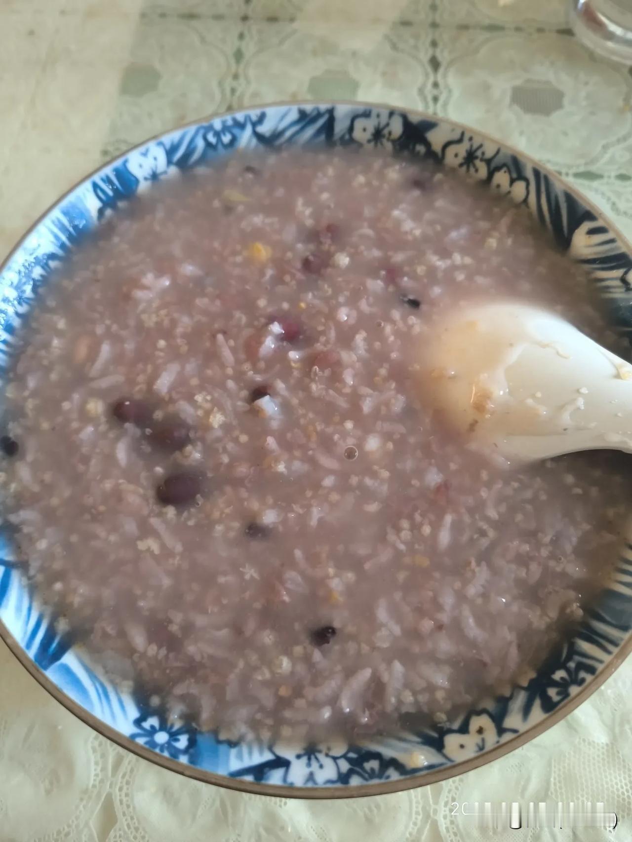 早上养成了喝粥的习惯。我是北方人，觉得喝粥是早上不可或缺的。不少人喜欢早上吃肉，