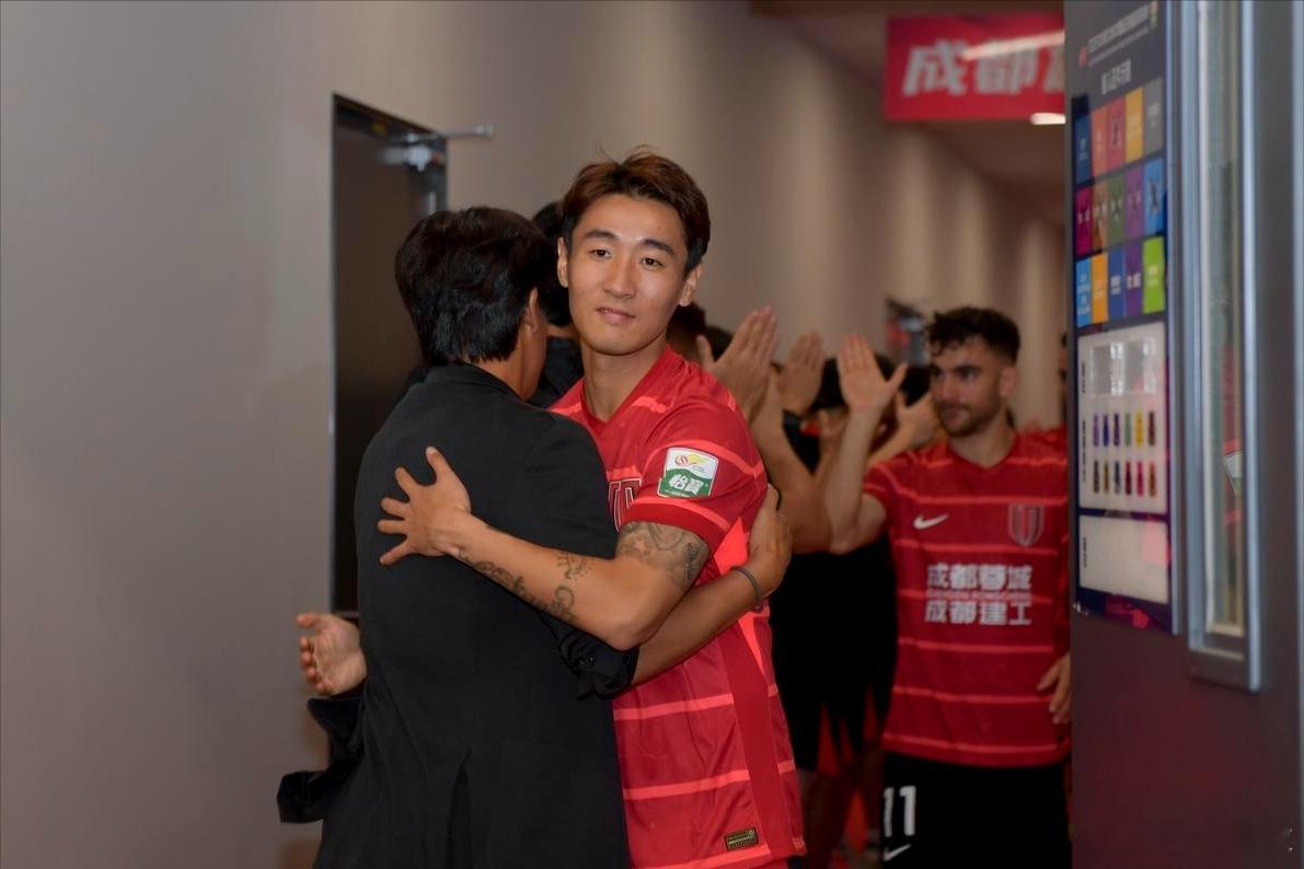 听说韦世豪已经和成都蓉城完成续约，这是个不错的消息。韦世豪属于本土顶尖球员，顶薪