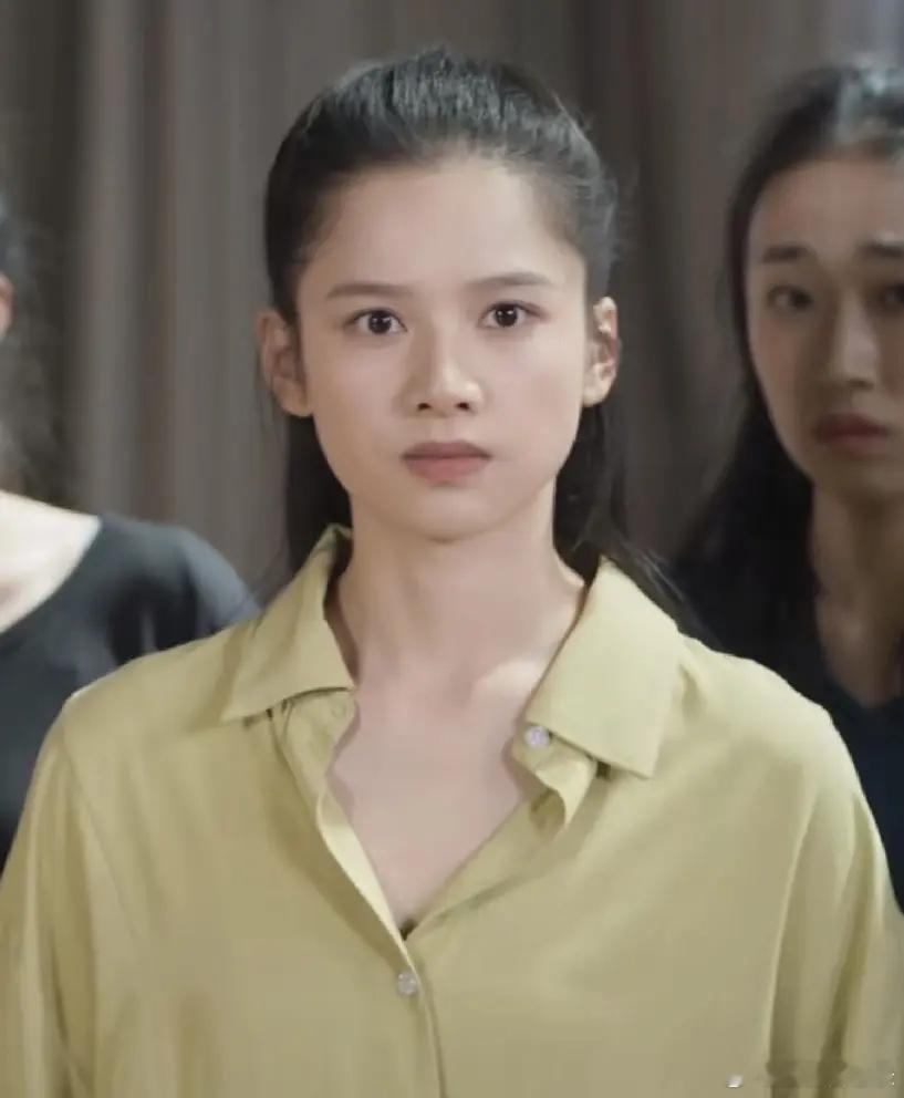 张婧仪的常服有点土 