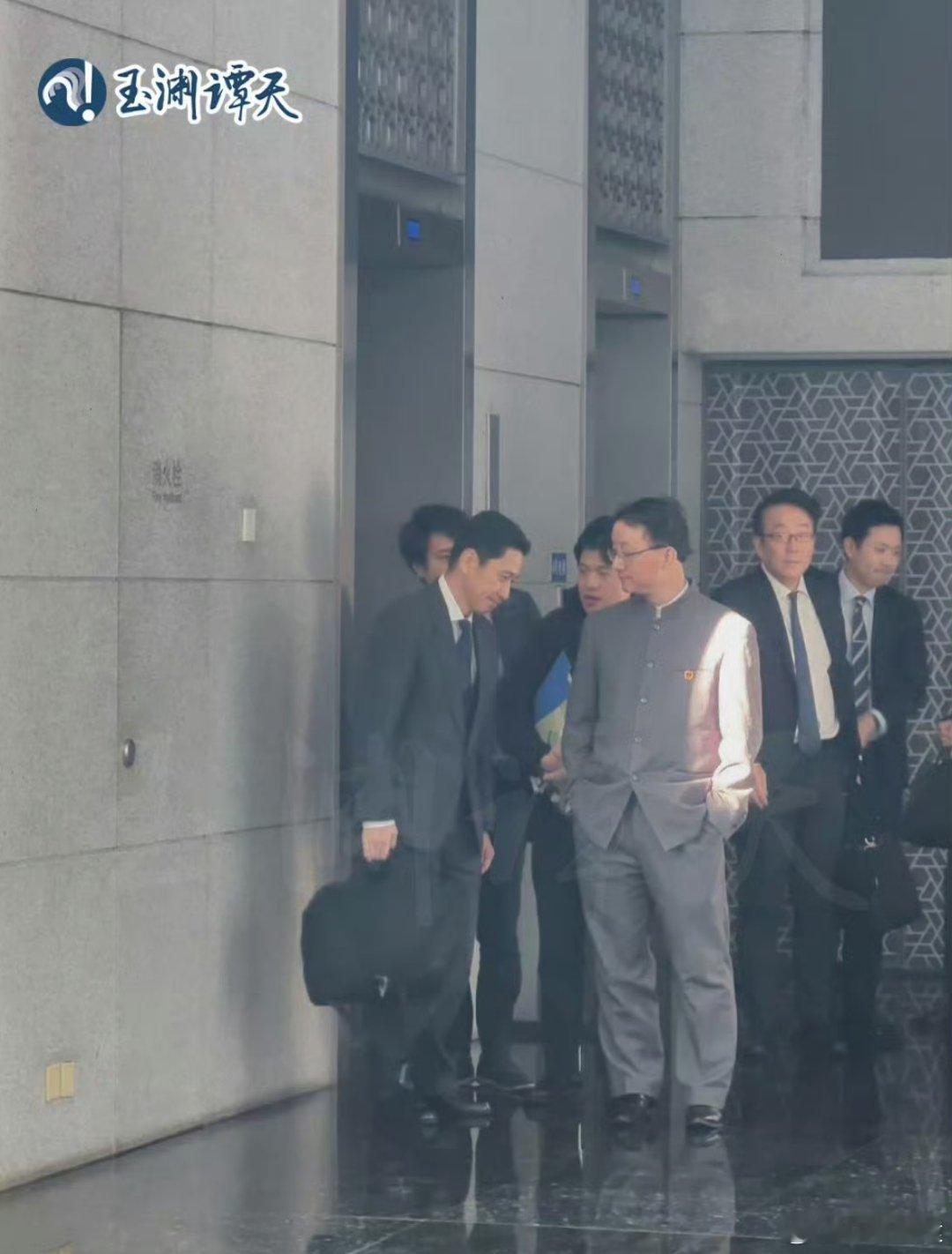 天冷不方便握手？还挺会找补的。